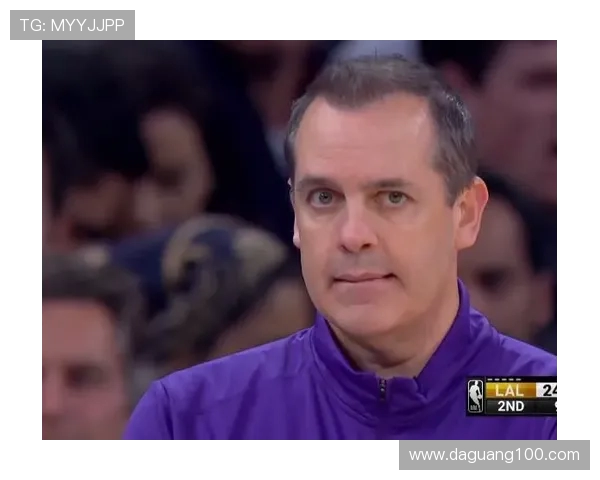 少林功夫惊现赛场文班肘击裁判额头鼓起醒目大包格斗赛争议判罚引关注